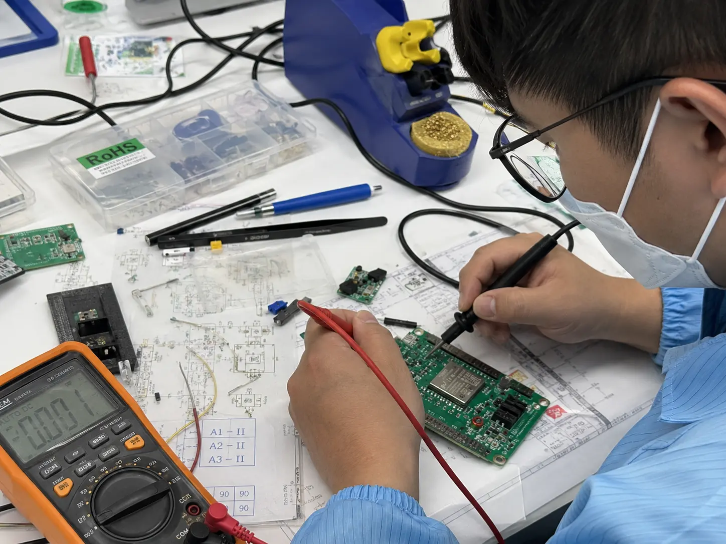 日本の工場でPLCと自動化設備を確認するベトナム人エンジニア