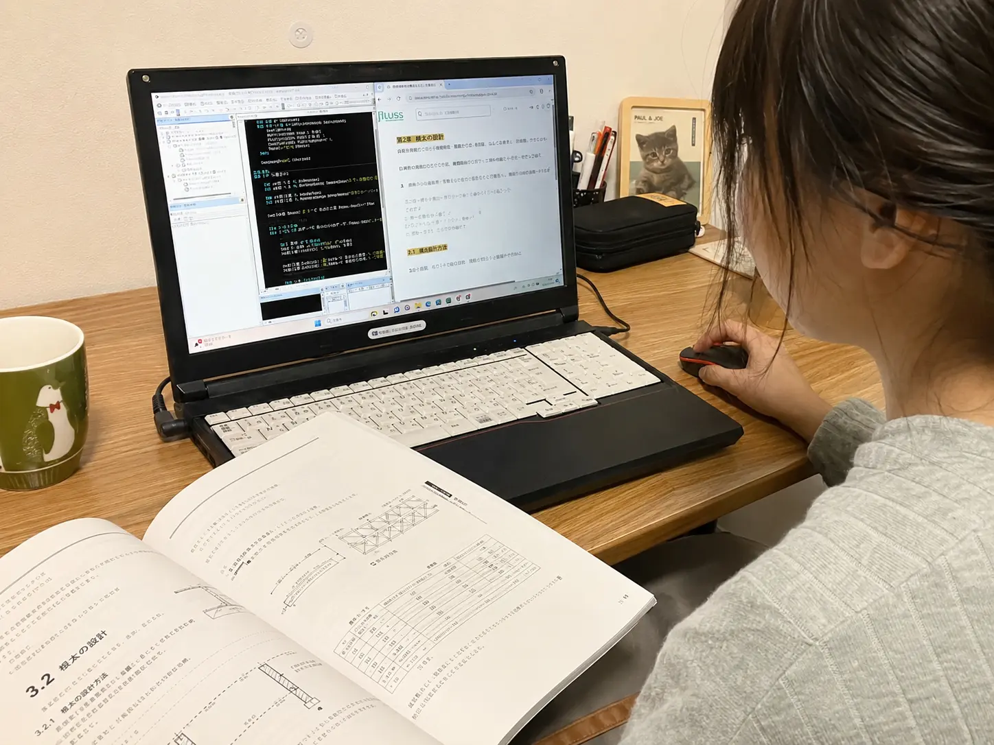 日本の技術職場で図面を確認するエンジニア